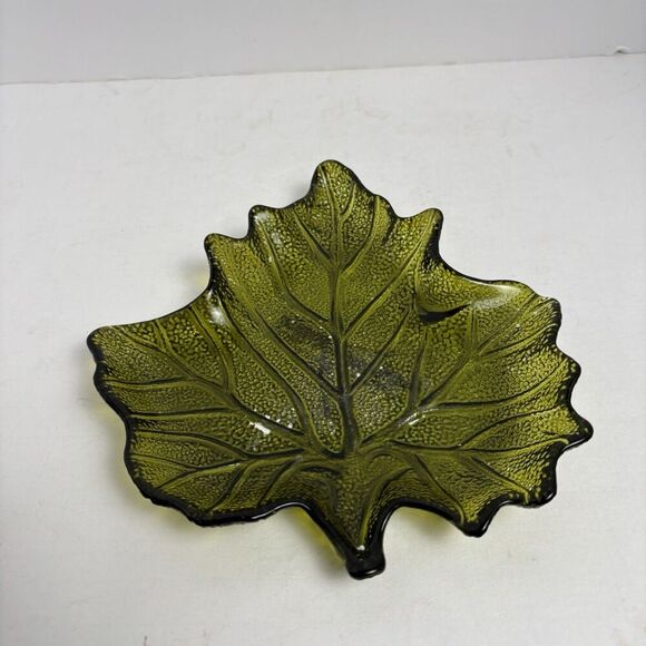 1 piece Vintage Green Glass Leaf Dish St Patrick’s 7 in x 7 in - Picture 1 of 2